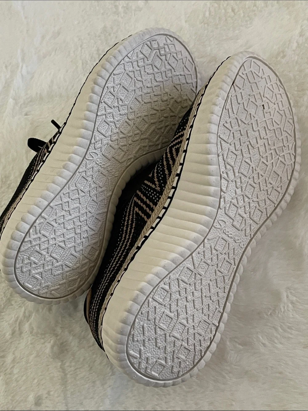 Skechers Ladies Black & Tan Patterned Knit Sneaker SZ 8.5